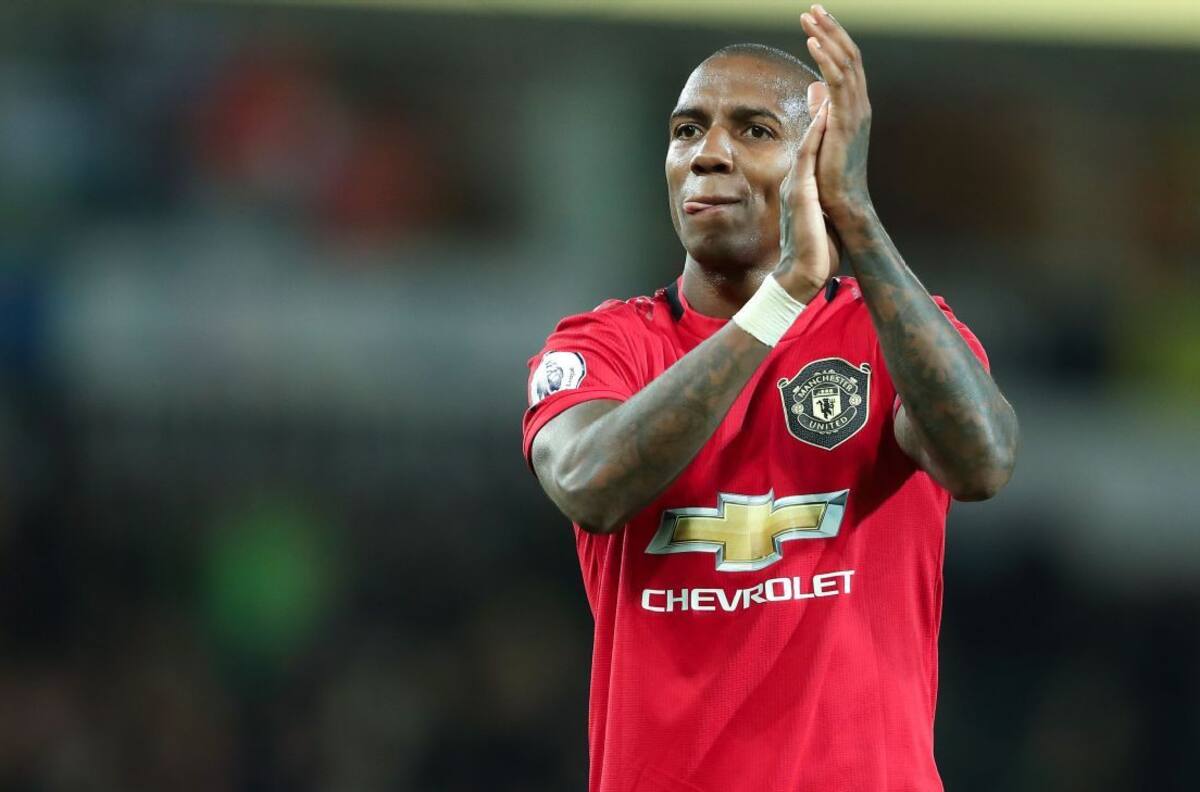 Hilarante recibimiento a Ashley Young por parte de sus compañeros del Inter