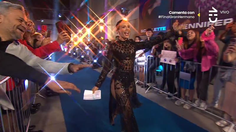 Constanza Capelli desfilando por la Alfombra Azul de "Gran Hermano" Chile.