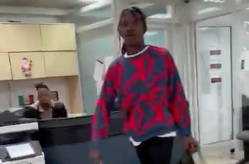 VIDEO | Migrante amenazó con apuñalar a personal del Aeropuerto Internacional de Cancún