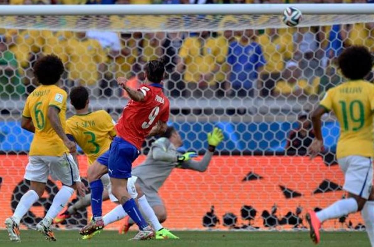 El momento más frustrante: El palo de Pinilla que impidió que Chile eliminara a Brasil en el 2014