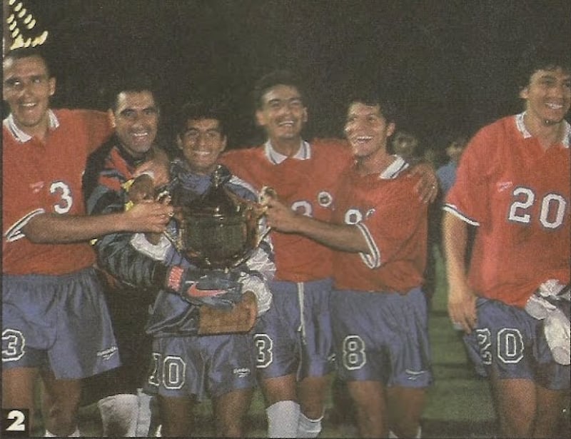 Jugadores de La Roja festejan la goleada 4-0 de Chile ante Perú en un amistoso de 1996.