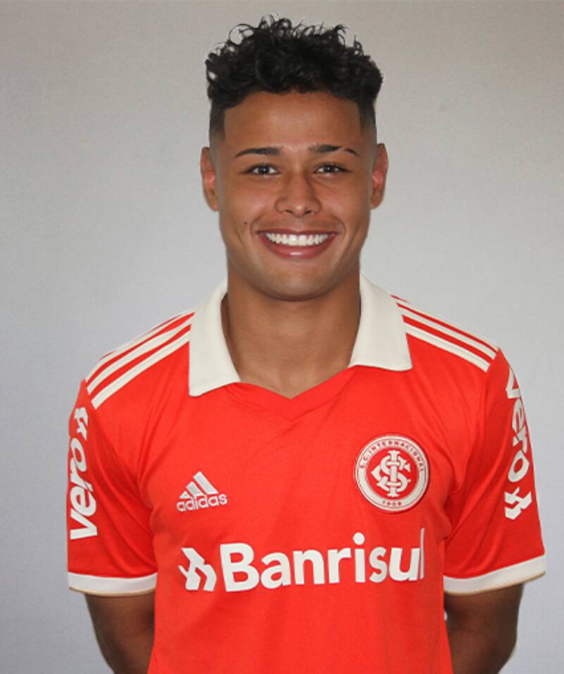 Es formado en Internacional de Porto Alegre.