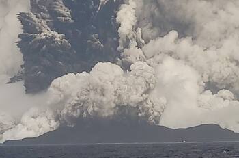 Videos | El momento justo en que tsunami arrasó con la costa de Tonga tras erupción de volcán