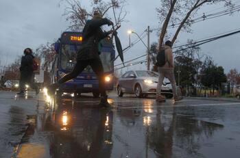 ¿Hasta qué hora llueve en Santiago? Revisa cuándo dejará de llover en la Región Metropolitana