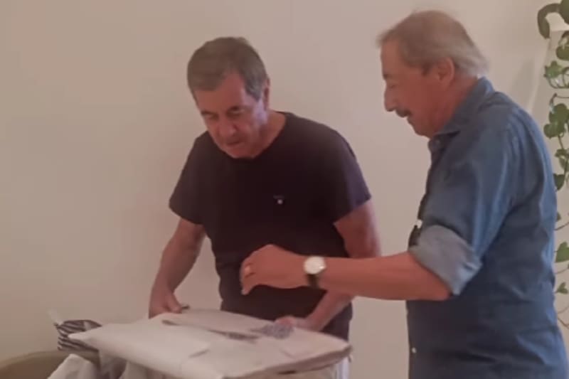 recibiendo el regalo de Leonardo Véliz en Croacia.