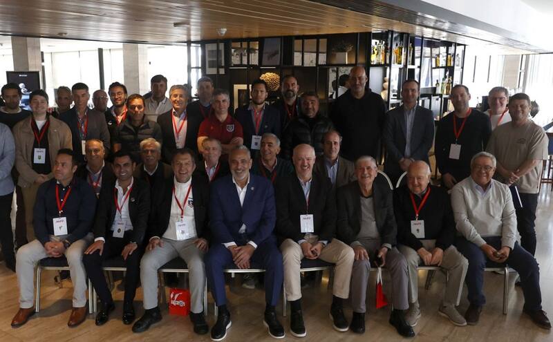 La foto para la posteridad. La reunión ampliada de los clubes en Viña. Casi todos sonríen. Estuvo bueno el postre.