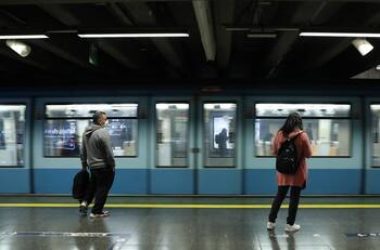 Metro de Santiago, Valparaíso y BioTren amplían horarios por toque de queda: revisa cómo funcionarán