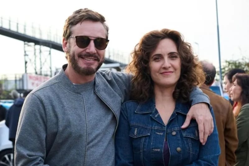 protagonizan este romance grabado en Lanús, Argentina.