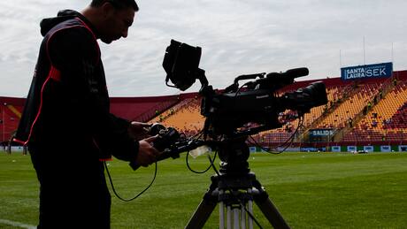 Afectaría a los Clásicos: cambios radicales en la programación y transmisión por TV del fútbol chileno
