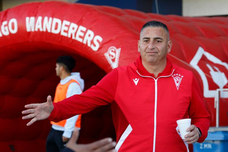 Hinchas deliraron con Jaime García tras el triunfo de Wanderers sobre la UC. Foto: Aton.