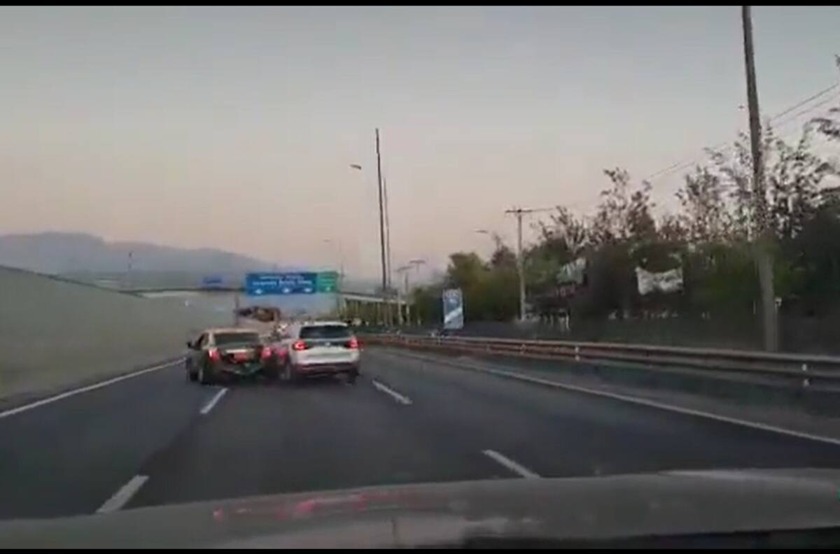 VIDEO| Conductores se fueron "a los choques" en plena autopista: ambos terminaron detenidos