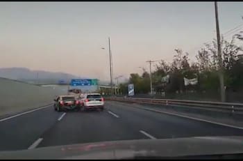 VIDEO| Conductores se fueron "a los choques" en plena autopista: ambos terminaron detenidos
