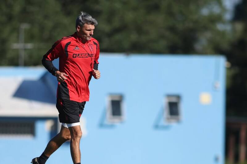 El entrenador de Colo Colo valoró lo hecho ante Alianza Lima. Foto: Colo Colo.