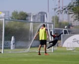 VIDEO | Gabriel Maureira se lució con una atajada y Lautaro Pastrán a punta de goles en el entrenamiento de Colo Colo