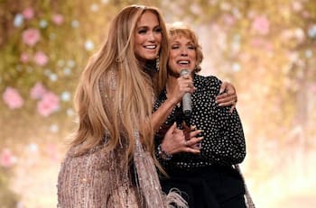 Jennifer Lopez sorprende cantando "Sweet Caroline" junto a su madre en concierto solidario