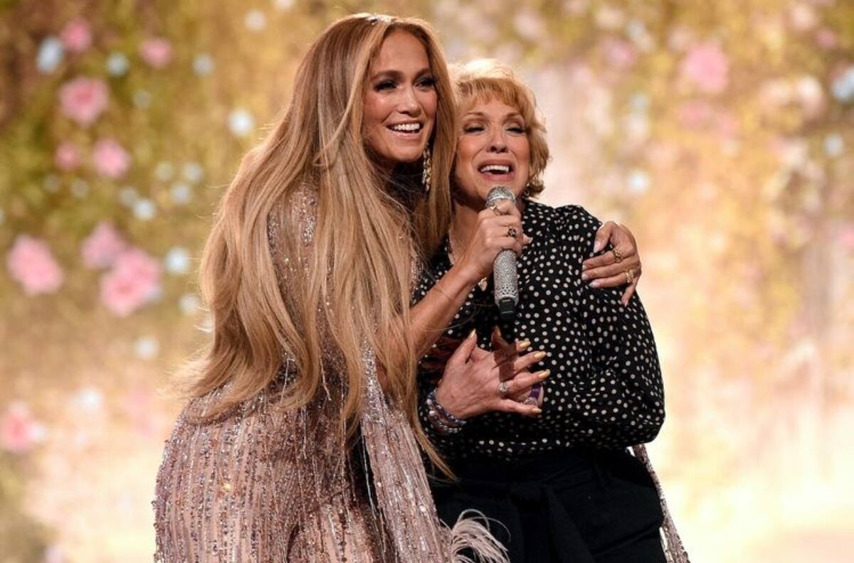 Jennifer Lopez sorprende cantando "Sweet Caroline" junto a su madre en concierto solidario