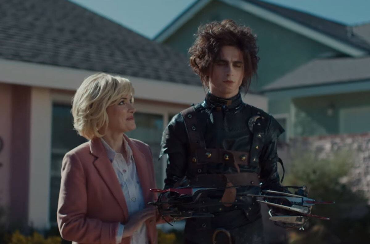 Timothée Chalamet y Winona Ryder presentaron un nuevo "Joven Manos de Tijera" en publicidad de Cadillac para el Super Bowl