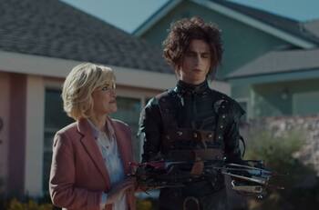 Timothée Chalamet y Winona Ryder presentaron un nuevo "Joven Manos de Tijera" en publicidad de Cadillac para el Super Bowl