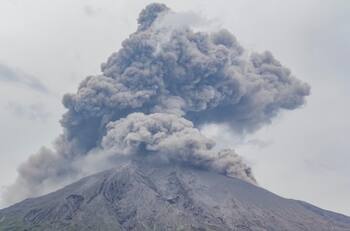 VIDEO | Volcán Sakurajima en Japón vuelve a entrar en erupción con una alarma nivel 3