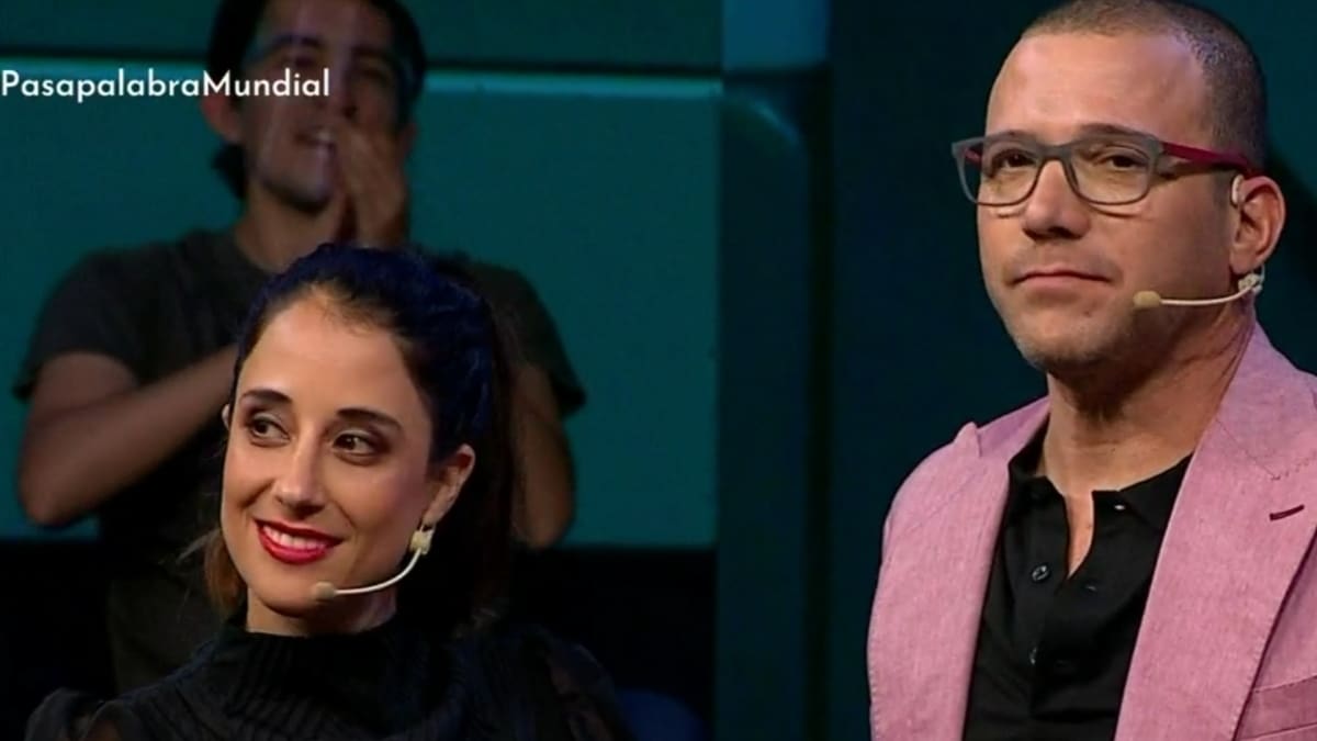 "¿Hace cuánto que no das un beso?": Elisa Zuleta y Julián Elfenbein tuvieron un coqueto acercamiento en "Pasapalabra Mundial"