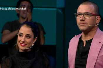 "¿Hace cuánto que no das un beso?": Elisa Zuleta y Julián Elfenbein tuvieron un coqueto acercamiento en "Pasapalabra Mundial"