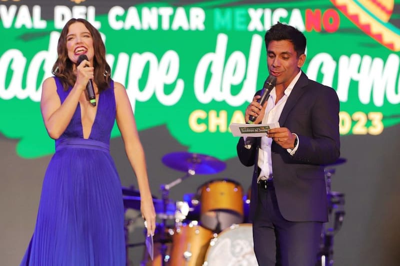 Así fue el beso entre Millaray Viera y Juan Pablo Queraltó durante el Festival del Cantar mexicano. Créditos: @derekfernandez