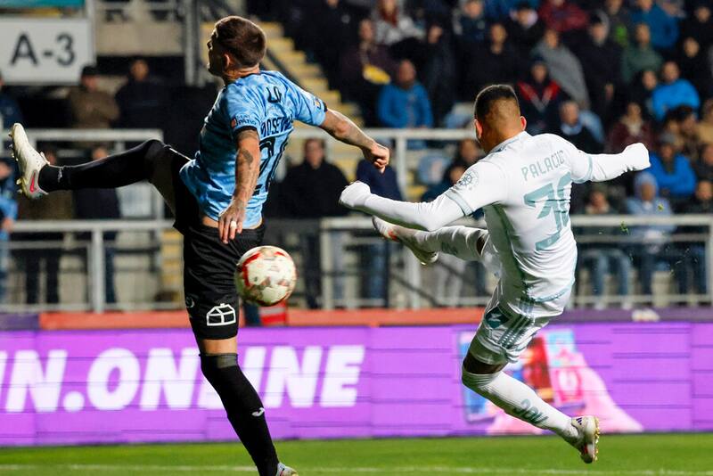 El delantero salió lesionado y en la U temen que sufrió un desgarro. Foto: Aton.