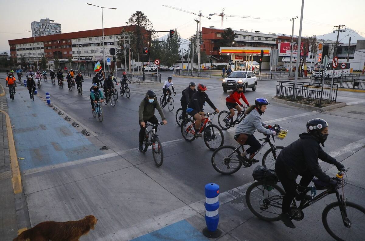 En imágenes: Ciclistas se acercaron a la casa de Sebastián Piñera para manifestarse