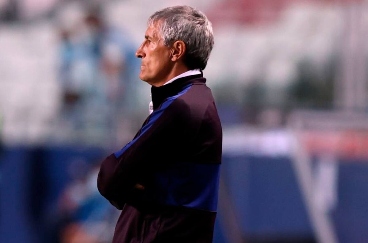 Barcelona de Arturo Vidal oficializó la salida de Quique Setién