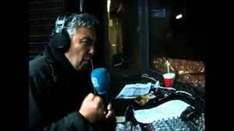 El icónico relator pide por su vehículo.