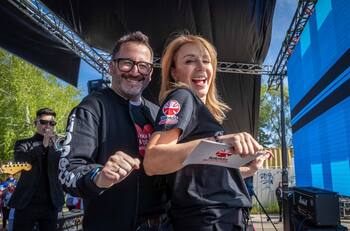 Teletón 2022: Karen Doggenweiler y Eduardo Fuentes bailaron al ritmo de Jordan y Noche de Brujas en el cierre de la gira