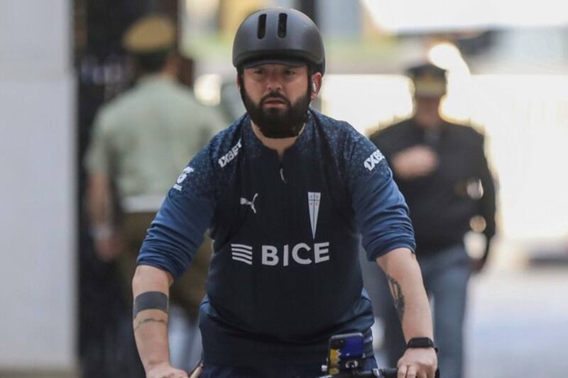 con indumentaria de la UC.