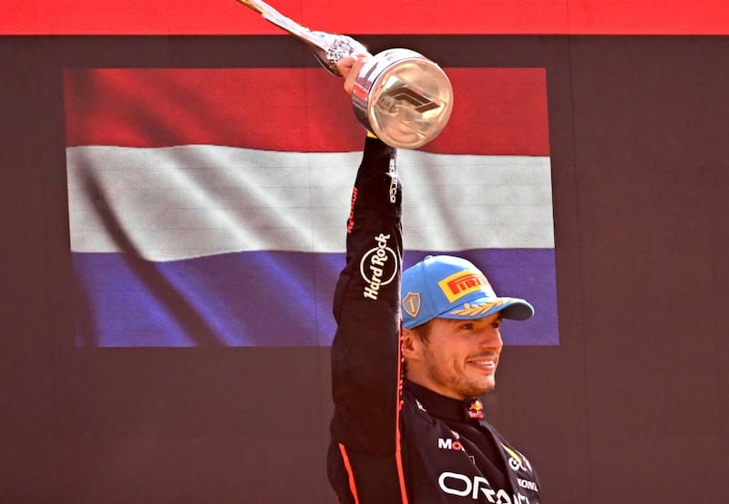 Mira atento lo que ocurre con los dos pilotos de McLaren. Foto: EFE.