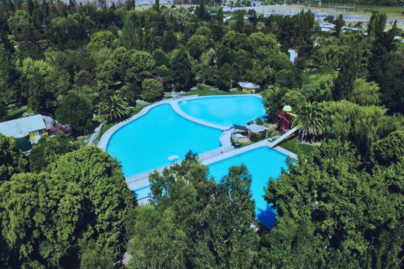 Complejo rodeado de pura naturaleza con bosques y hasta una laguna perfecta para temporada estival. Créditos: parqueeden.cl