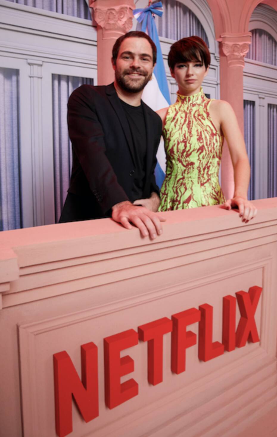 Peter Lanzani y Mariana Di Girolamo deslumbrando en alfombra roja de Netflix Argentina. Créditos: Netflix.