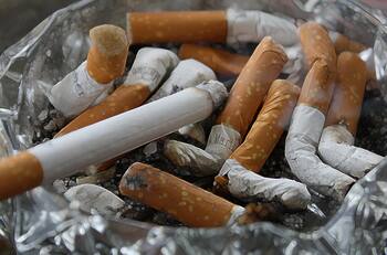 Nueva Zelanda lanza campaña antitabaco: Solo los nacidos antes de cierto año podrán comprar cigarros