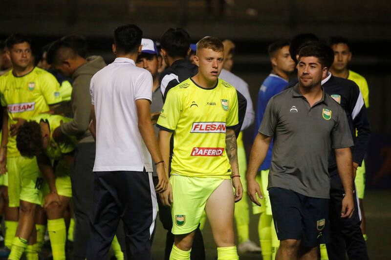 Los jugadores de Deportes Colina terminaron frustrados tras perder con la UC en penales. Crédito: Agencia Aton.