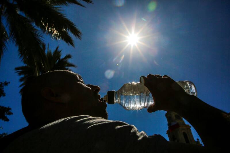 Una de las cosas más importantes durante un evento de altas temperaturas es mantenerse hidratado.