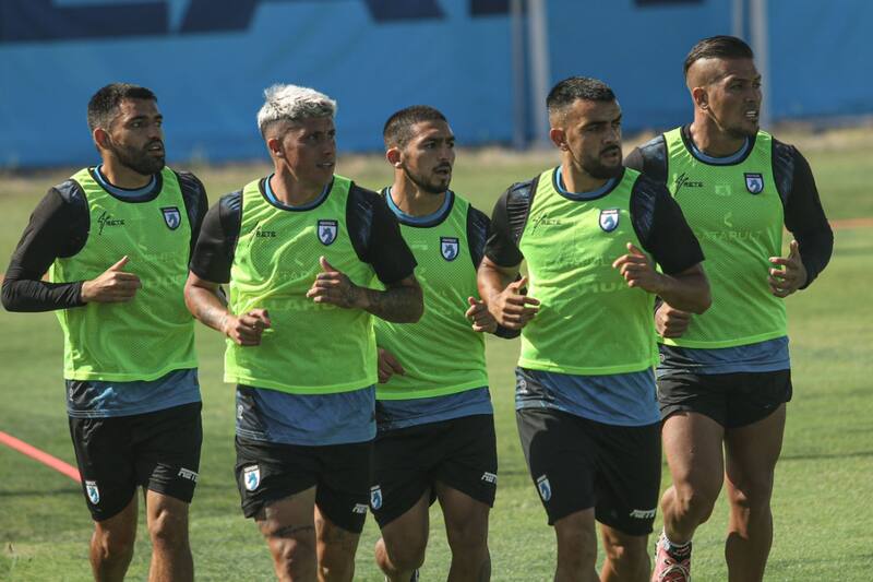 entrenó a la par de sus compañeros este martes, tras perderse el duelo del fin de semana por molestias físicas.