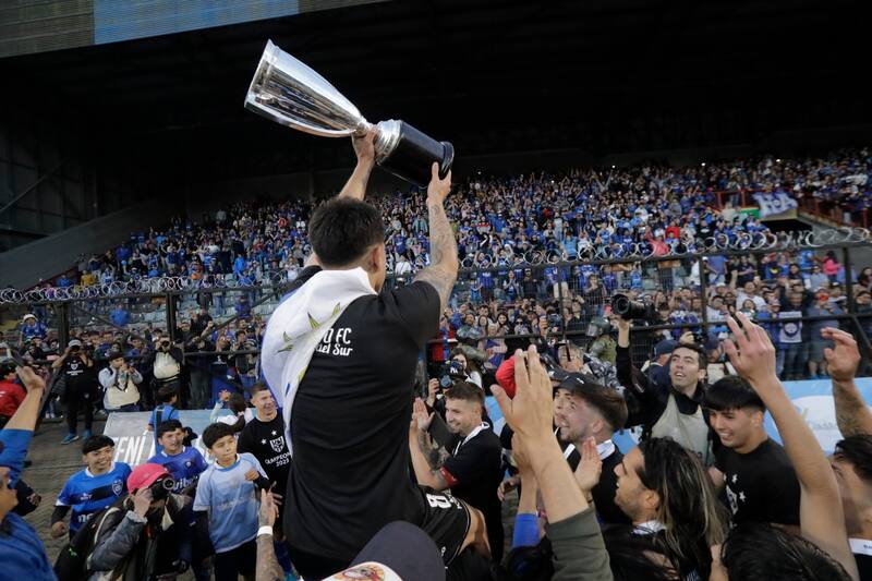 levanta la copa de campeón en Talcahuano. Foto: Agencia Aton.