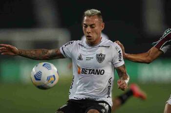 Eduardo Vargas tuvo ataque de furia tras ser reemplazado en el triunfo de Atlético Mineiro