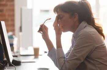 Trabajar solo cuatro días mejora la salud mental y la productividad según estudio Nature: ¿es aplicable a la realidad chilena?