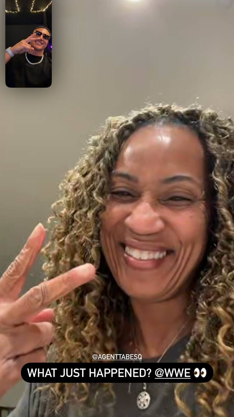 El exjugador de la NFL compartió esta foto junto a su agente, etiquetando a la cuenta de la WWE.