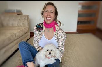 "Abrazos que necesitaba": Valeria Ortega volvió a Chile y compartió tierno reencuentro con su perrito Kit