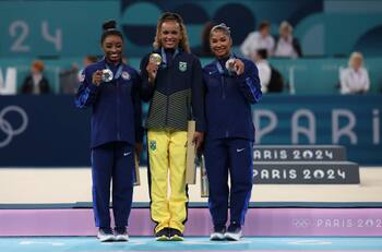 FOTO | El notable gesto de Simone Biles con Rebeca Andrade en París 2024 que da la vuelta al mundo