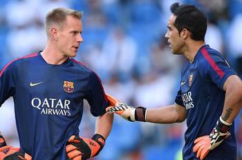 Ter Stegen "amenaza" a Claudio Bravo en La Liga: le podría quitar un destacado récord con el Barcelona