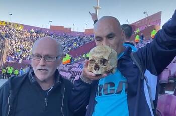 VIDEO | ¿Es legal? Hincha de Racing sorprende llevando la calavera de su abuelo al estadio