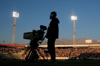 Contratos de televisión millonarios y fútbol estancado: el fracaso chileno en la era del fútbol-negocio
