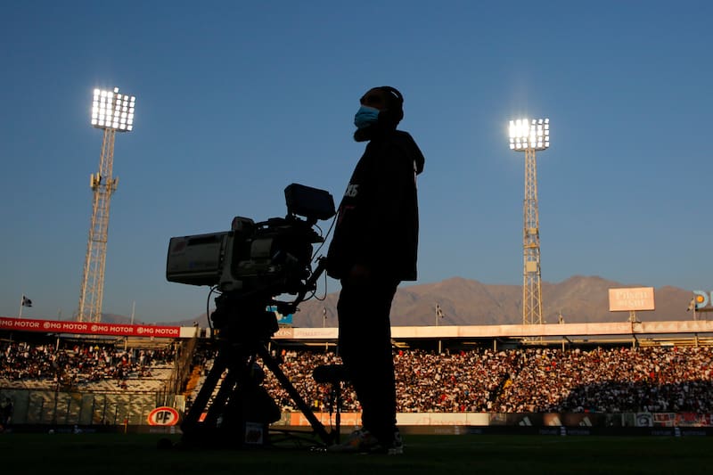 Chile tiene un contrato digno de un fútbol desarrollado, pero el dinero se va a los bolsillos de los propietarios de los clubes.