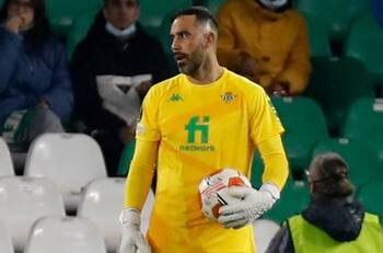 Sigue perdiendo terreno: Manuel Pellegrini volvió a descartar a Claudio Bravo para duelo del Betis ante Levante